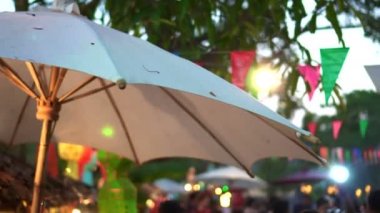 Chiang Mai klasik tarzı akşam Festival Tayland ışıkları ve şemsiye