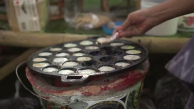 Tayland Tatlısı Kanom Krok unu ve hindistan cevizi sütü pazarı