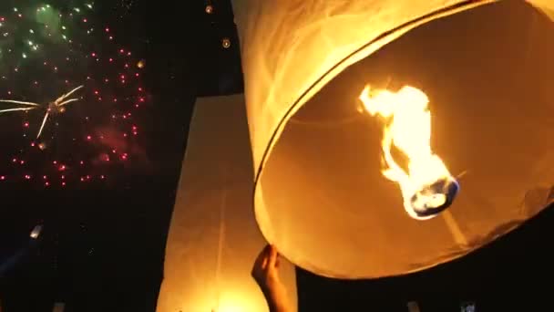Mão Segurando Lanternas Flutuantes Peng Festival Tailândia — Vídeo de Stock