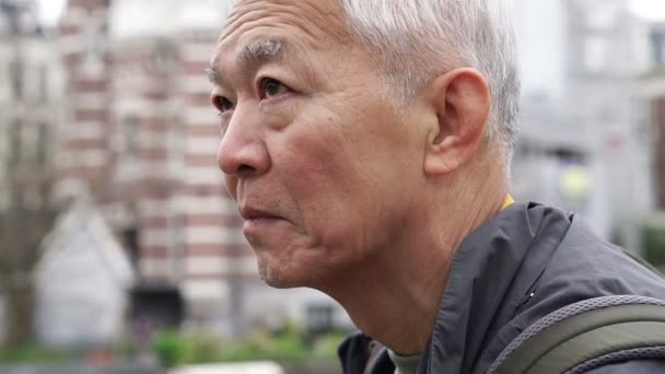 Asiatiska Senior Man Resa Europa Ensam Nära Upp — Stockvideo