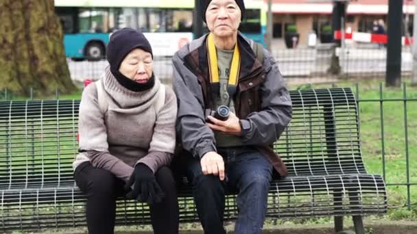 Asian Senior Elder Couple Travel Europe Back Pack Slow Motion — Vídeo de stock