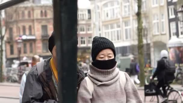 Aziatisch Senior Ouderpaar Reizen Europa Terug Pack Slow Motion — Stockvideo