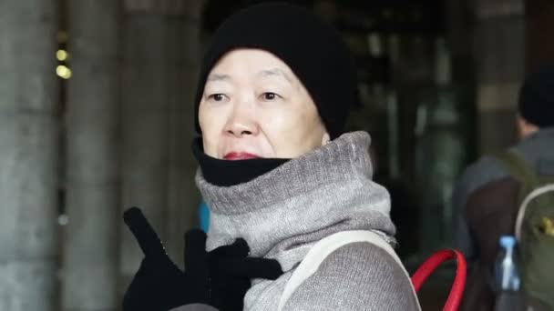 Γυναίκα Της Ασίας Senior Ταξίδι Στην Ευρώπη — Αρχείο Βίντεο