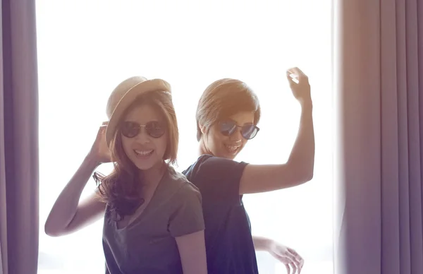 时尚的两个亚洲女性朋友在一起玩得很开心 — 图库照片