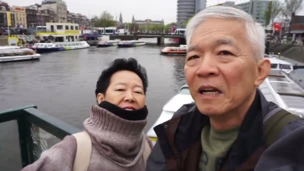 Asiática Mayor Pareja Tratar Selfie Fotografía Juntos Viaje — Vídeos de Stock