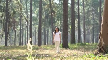 Asya etnik güzel orman ağır çekimde yürümeye çalışan kadın