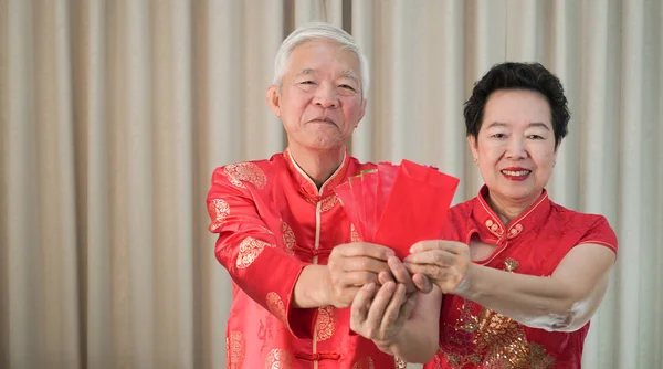 Asiático chino senior pareja nuevo año rojo sobre feliz festival — Foto de Stock