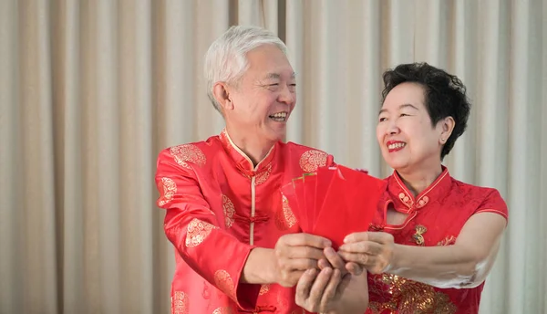 Asiático chinês casal sênior ano novo vermelho envelop feliz festival — Fotografia de Stock