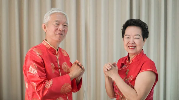 Aziatische senior Chinees Nieuwjaar gebaar viering gelukkig — Stockfoto