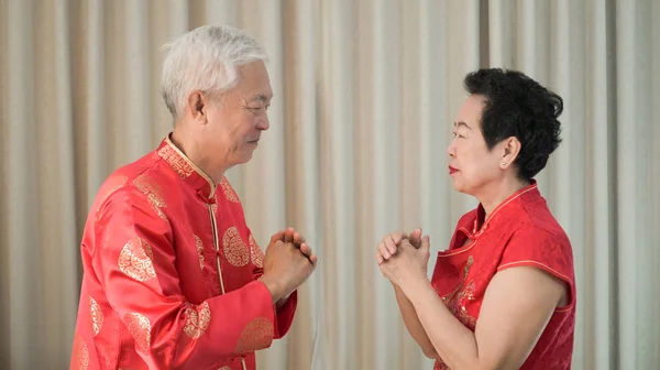 Aziatische senior Chinees Nieuwjaar gebaar viering gelukkig — Stockfoto