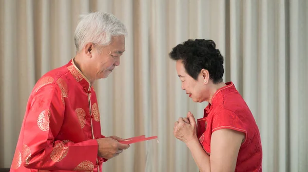 Aziatische Chinese senior paar Nieuwjaar rood omhullen gelukkig festival — Stockfoto