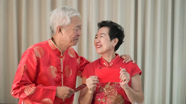 Aziatische Chinese senior paar Nieuwjaar rood omhullen gelukkig festival — Stockfoto