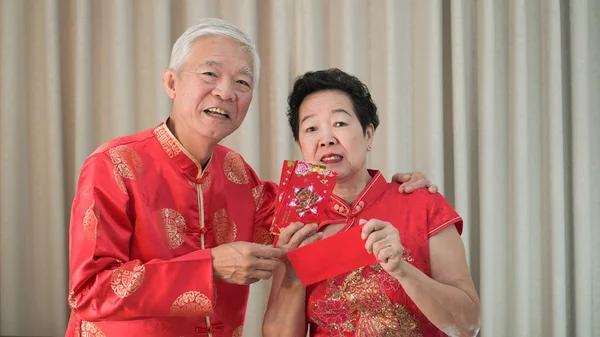 Ázsiai kínai vezető pár új év piros keret boldog fesztivál — Stock Fotó