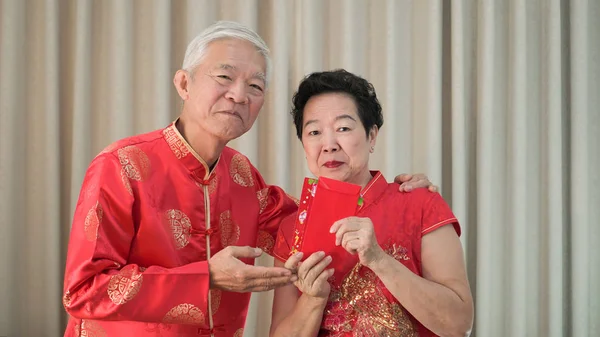 亚洲中国老年人新婚夫妇红包快乐节 — 图库照片