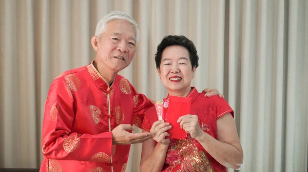 Asiático chinês casal sênior ano novo vermelho envelop feliz festival — Fotografia de Stock