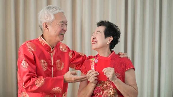 Asiatische chinesische Senioren Paar neue Jahr rot umhüllen glückliches Festival — Stockfoto