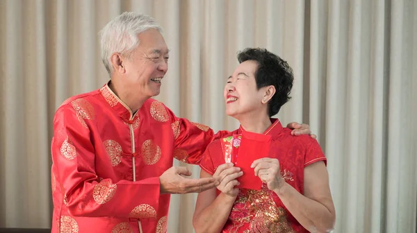 Aziatische Chinese senior paar Nieuwjaar rood omhullen gelukkig festival — Stockfoto