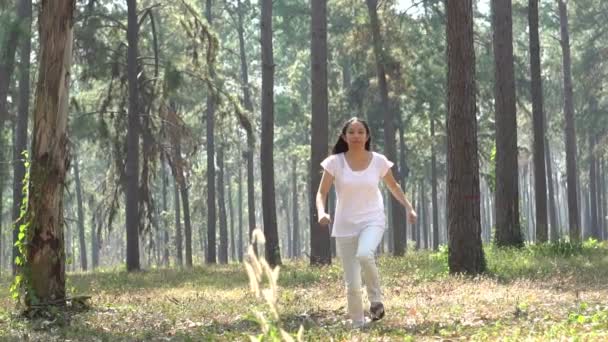 Asiática Étnica Mujer Corriendo Caminando Hermosa Bosque Cámara Lenta — Vídeos de Stock