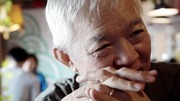 Asiatische Senior-Mann hören glücklich positive Stimmung — Stockfoto