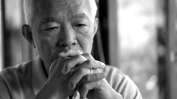 Азиатский старший мужчина беспокоиться стресс думать о жизни впереди — стоковое фото