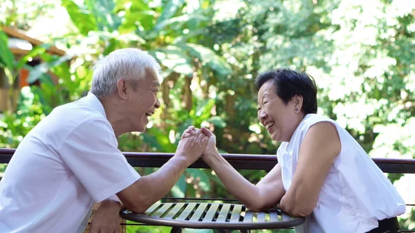 Asiática senior pareja jugar juntos feliz juego de relación — Foto de Stock