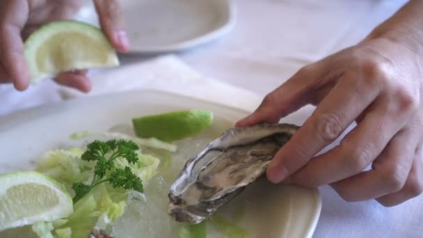 Людина Їсть Свіжий Пар Oyster Рука Стискаючи Лимон — стокове відео