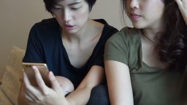 Zwei Asiatische Freunde Mit Smartphone Selfie Und Fotos — Stockvideo