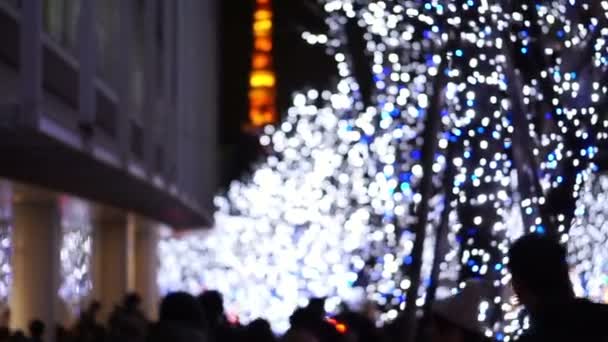 六本木ヒルズ東京ランドマークでクリスマス イルミネーションの光のショットをぼかし — ストック動画