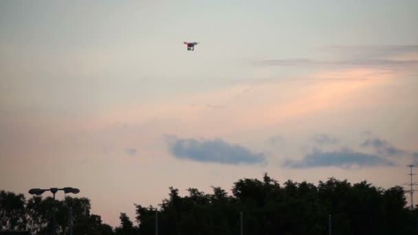 Drone Πετώντας Μέχρι Απόσταση Evenign Ουρανό — Αρχείο Βίντεο