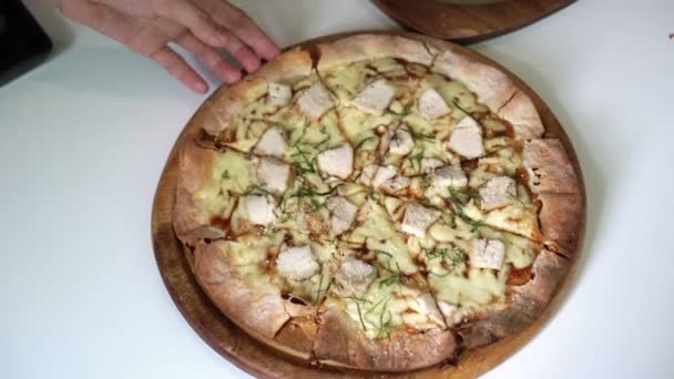 Hand Nimmt Dünne Kruste Hausgemachte Hühnchen Und Kräuterpizza — Stockvideo