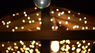 Tatil sezonu için ahşap ahır klasik ortamda Noel ışık