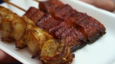 Tsukiji Market Barbekü Izgara tarak ve yılan balığı şiş