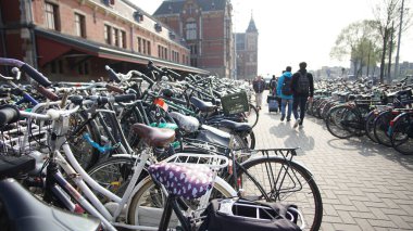 Turist ile Amsterdam ana istasyonu önünde Bisikletler Park