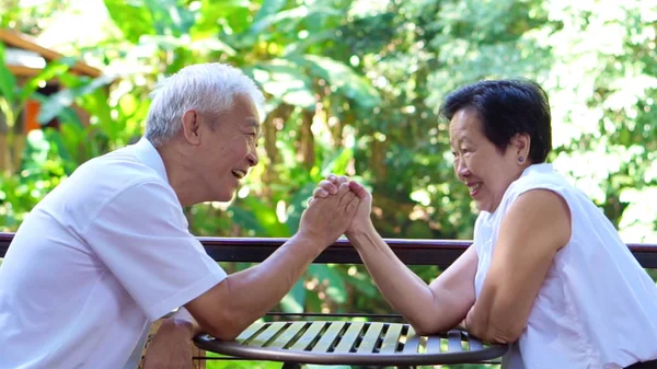 Asiático Casal Sênior Jogando Mão Lutando Casamento Vida Luta Juntos — Fotografia de Stock