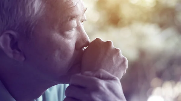 Asiatischer Senior sorgt sich um Gesichtsverlust — Stockfoto