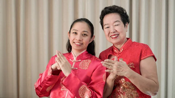 Asiatische Mutter und Schwiegertochter im ritterlichen roten Kostüm für neue — Stockfoto