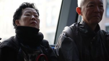 Asyalı yaşlı çift birlikte ortak taşımacılık sürme