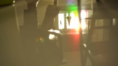 Ayaklar hareketli ve güneş ışık spektrum otur evde rahatlayın