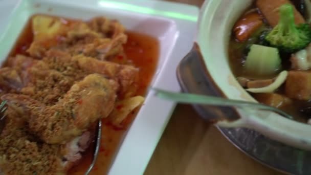 Čínský Kulatý Stůl Jídlo Restauraci Gungpao Kuřecí Tofu Hliněný Hrnec — Stock video