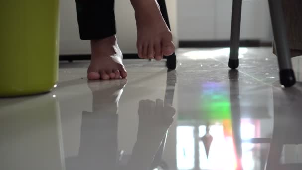 Ayaklar Hareketli Güneş Işık Spektrum Otur Evde Rahatlayın — Stok video