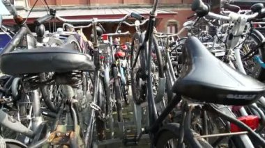 Amsterdam, Hollanda: Nisan 2017 - Bisiklet Park ana istasyonu