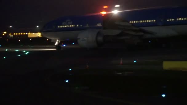 Amsterdam Nederländerna April 2017 Klm Royal Dutch Airlines Flygplatsens Landningsbana — Stockvideo