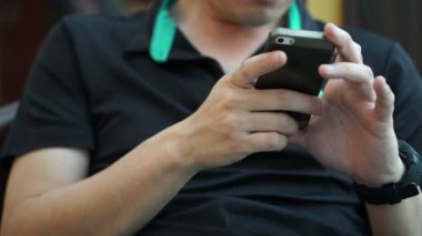 Asya genç kullanma Smartphone-e doğru iş adam