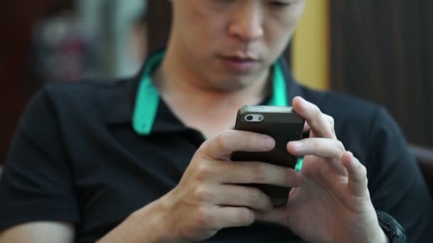 Asiatisk Ung Man Använder Smartphone Till Arbete Utanför — Stockvideo