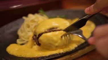 Japon Hamburge sığır eti Burger Peynirli sıcak tava üzerinde