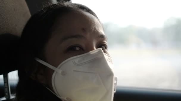 Mujer Asiática Que Usa Máscara Protección Contra Contaminación Aire Poco — Vídeo de stock