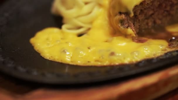 Hamburge Giapponese Hamburger Manzo Con Formaggio Sulla Padella Calda — Video Stock