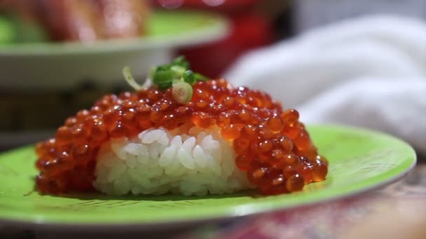 Salmão Roe Sushi Ikura Nigiri Close Comida Japonesa — Vídeo de Stock