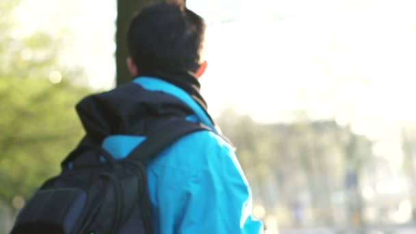 Hombre Asiático Usando Teléfono Para Ver Mapa Mientras Viaja Europa — Vídeo de stock