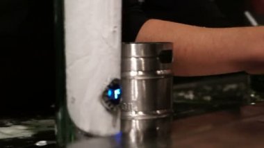 Amsterdam, Hollanda-4 Nisan 2017: Heineken Experience Attraction Draftı bira bar Serve